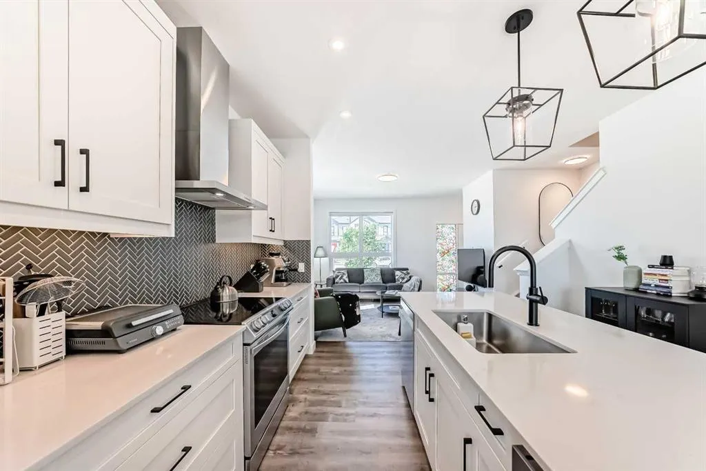 8 silverton glen Green SW
