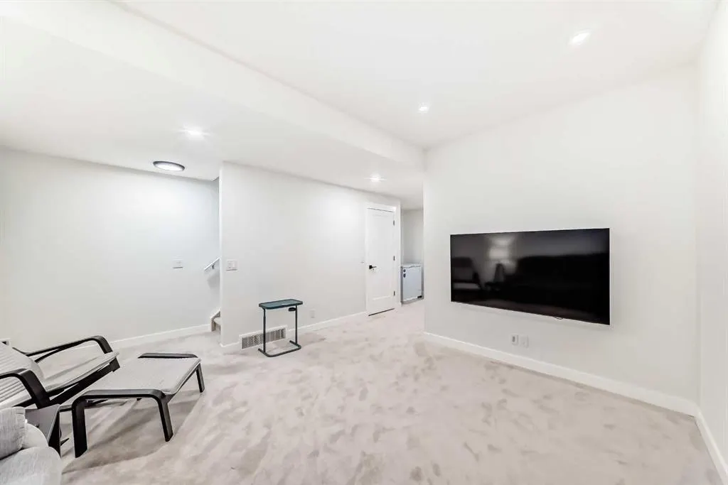 8 silverton glen Green SW