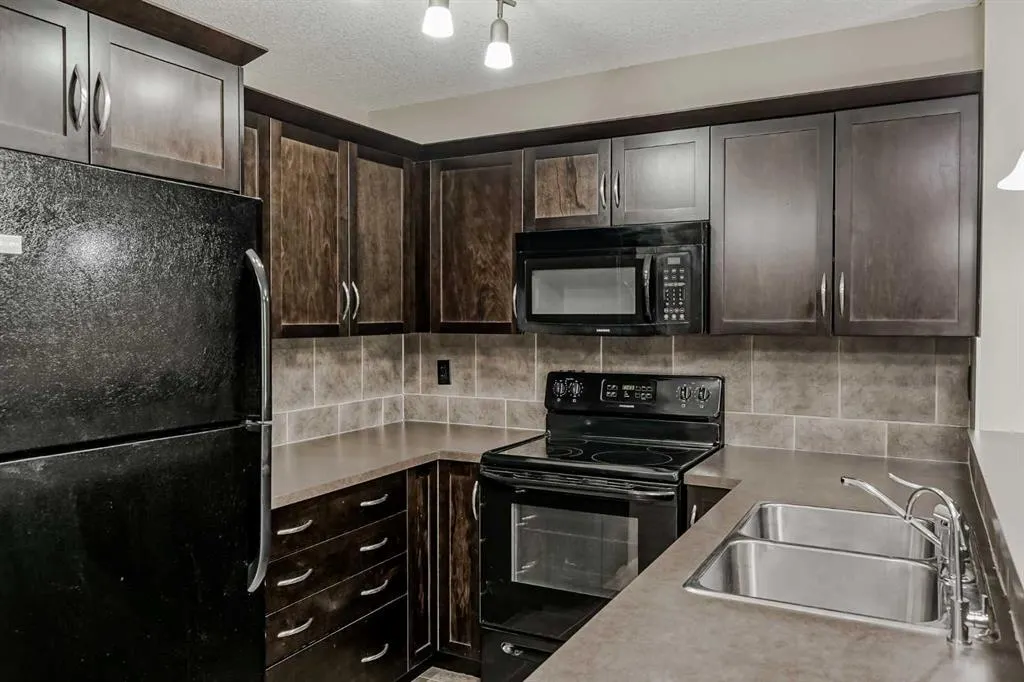 31 Country Village Manor NE, #4102