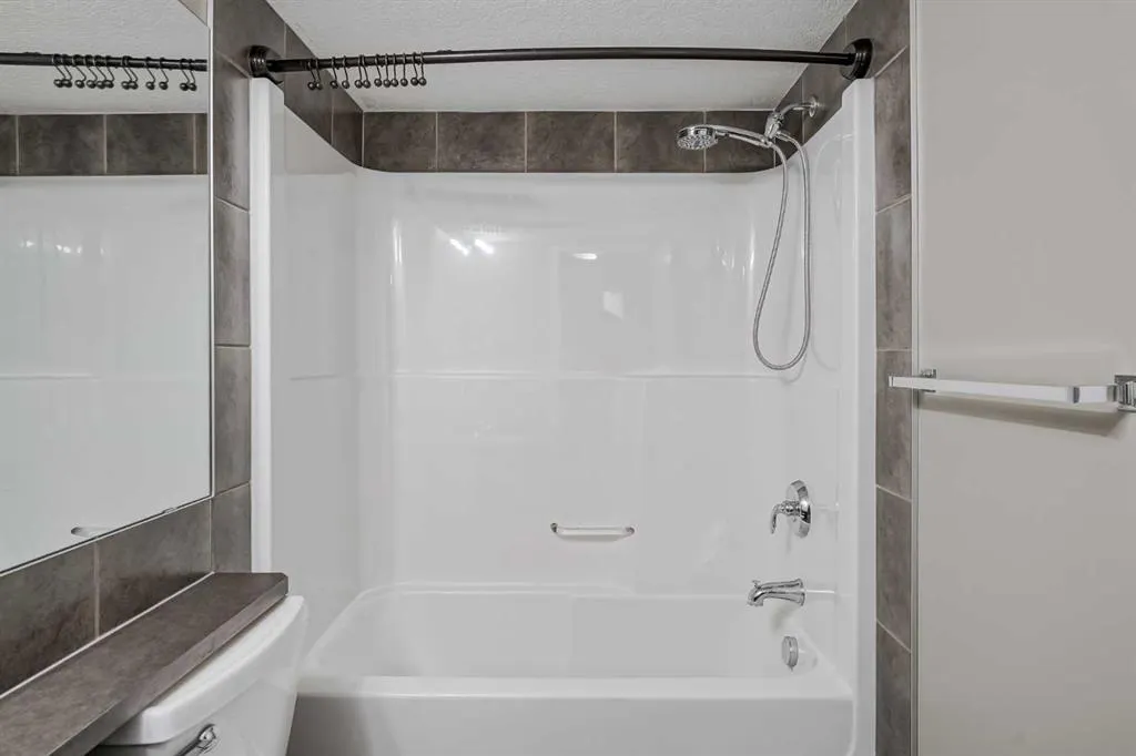 31 Country Village Manor NE, #4102