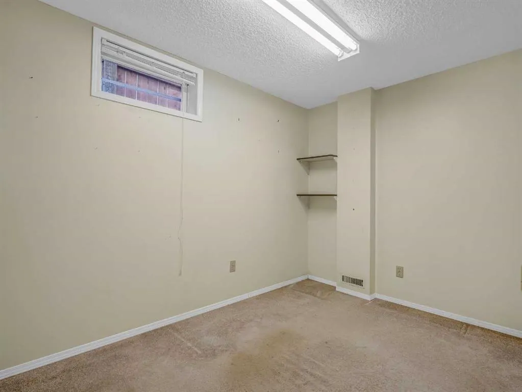 76 Wood Valley Rise SW