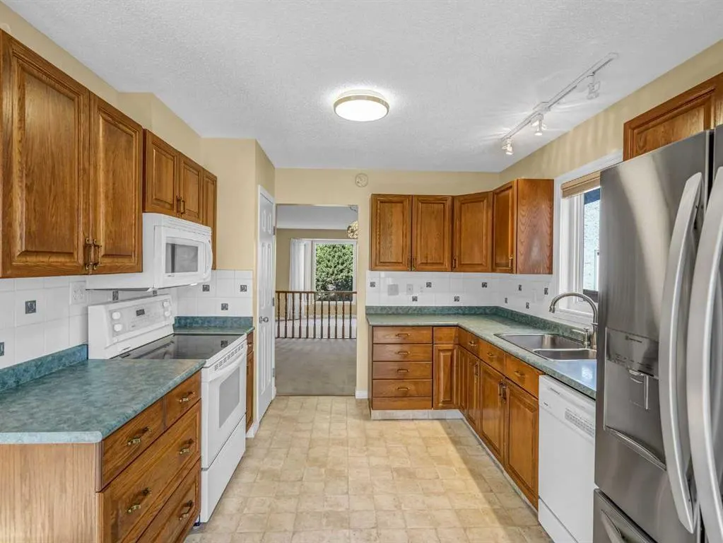 76 Wood Valley Rise SW