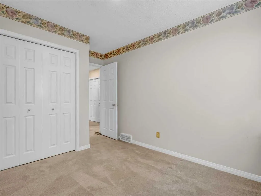 76 Wood Valley Rise SW