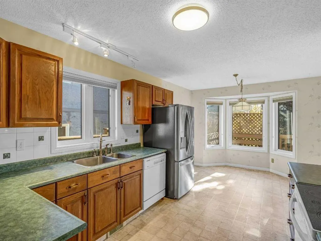 76 Wood Valley Rise SW