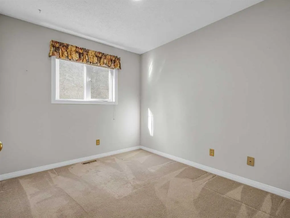 76 Wood Valley Rise SW