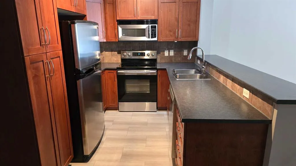 20 Discovery Ridge Close SW, #240