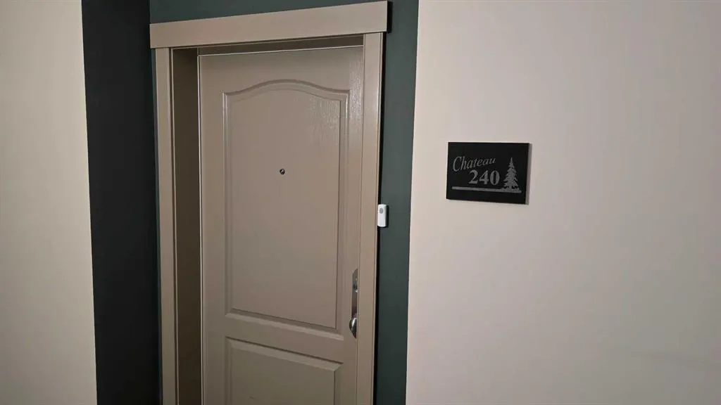 20 Discovery Ridge Close SW, #240