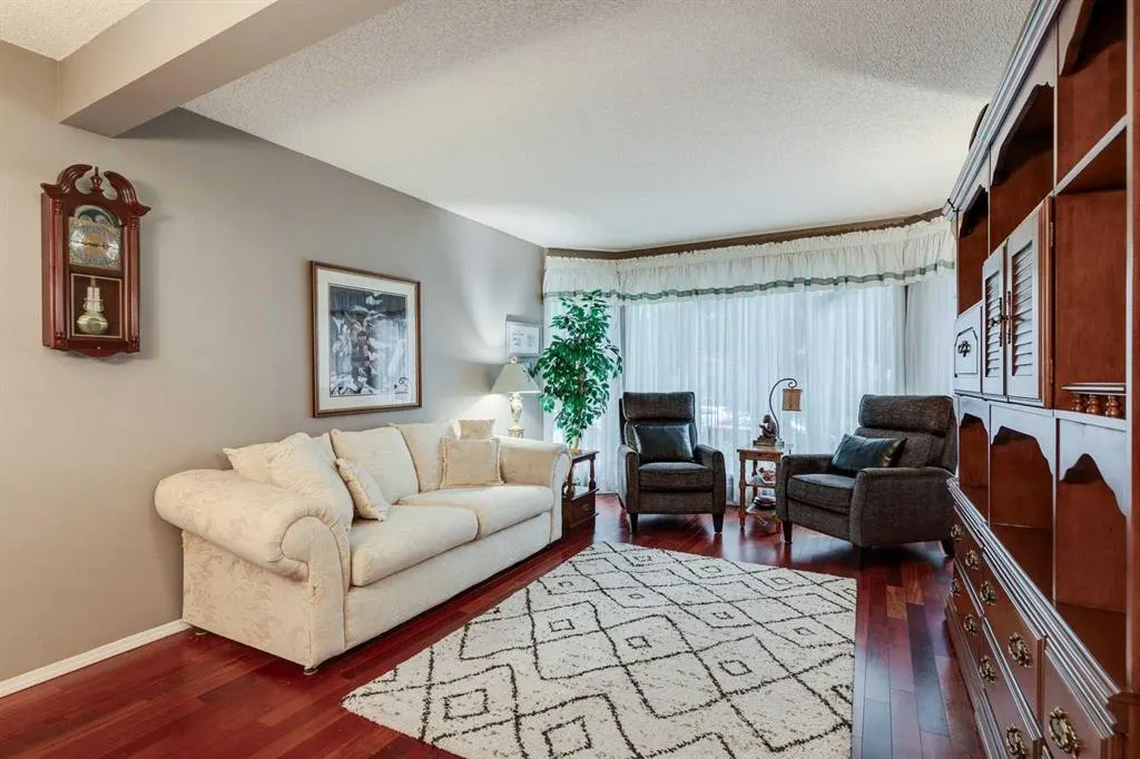 888 Riverbend Drive SE