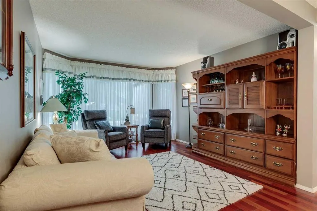 888 Riverbend Drive SE