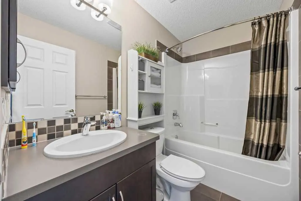 512 River Heights Green