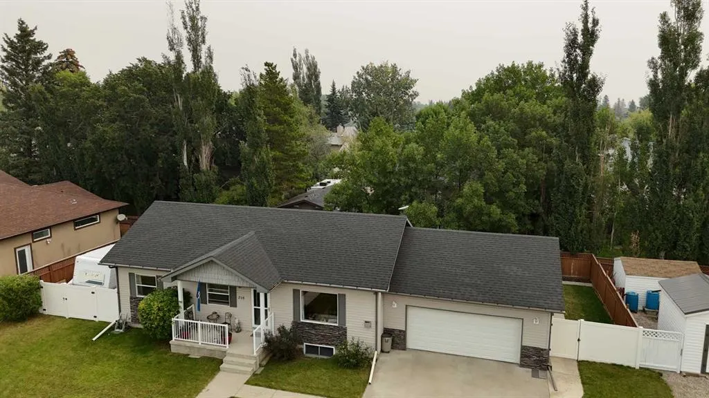 215 Allen Crescent