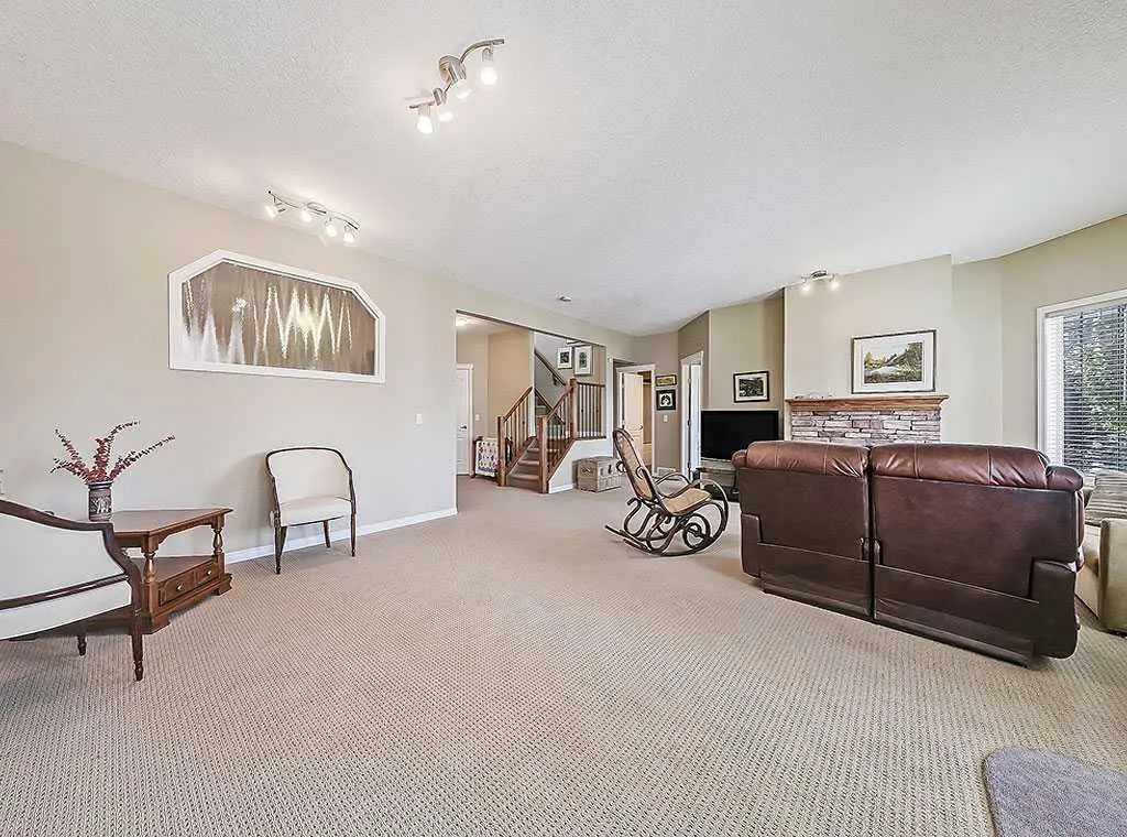 427 Rocky Vista Gardens NW