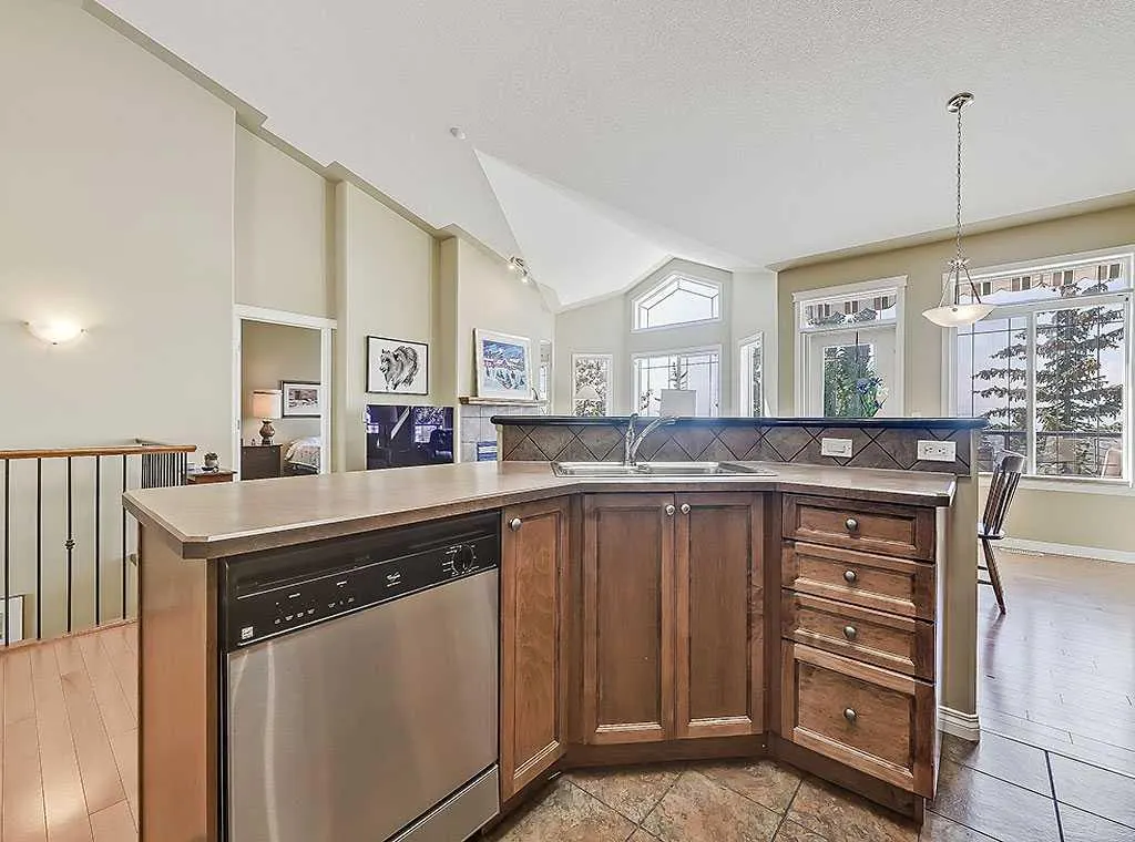 427 Rocky Vista Gardens NW