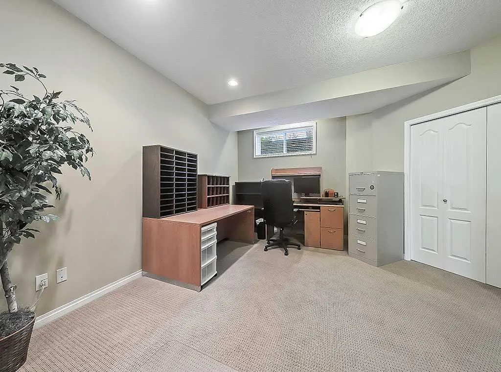 427 Rocky Vista Gardens NW