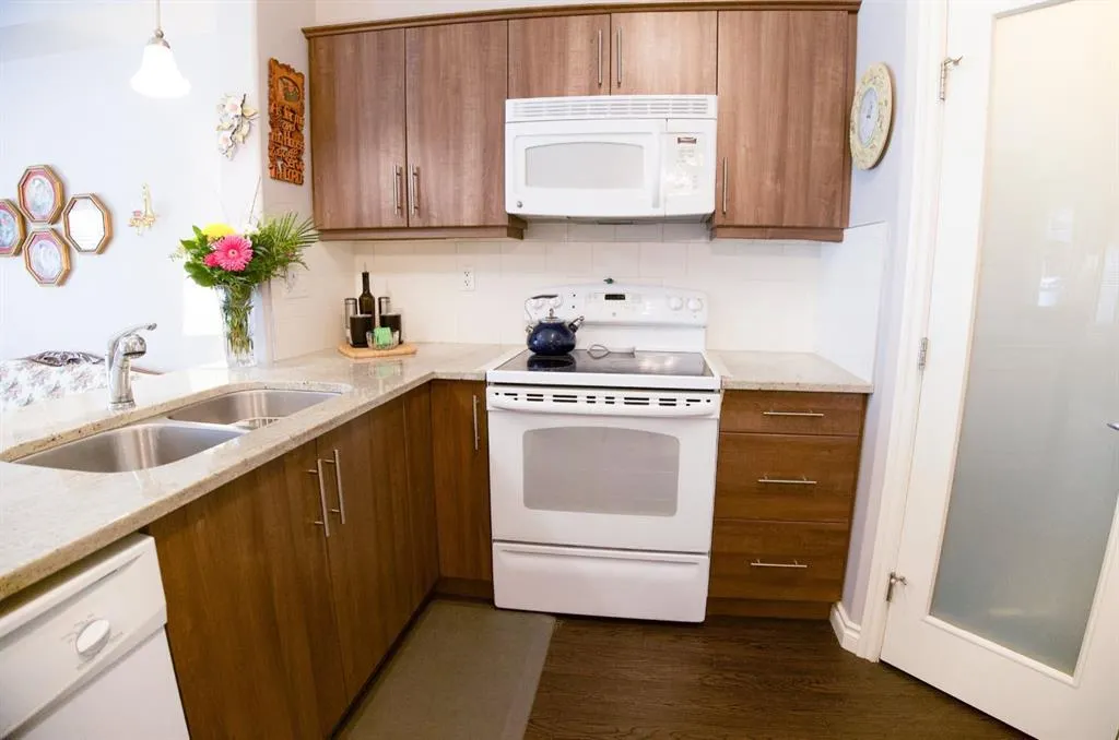 6 Michener Boulevard, ##123