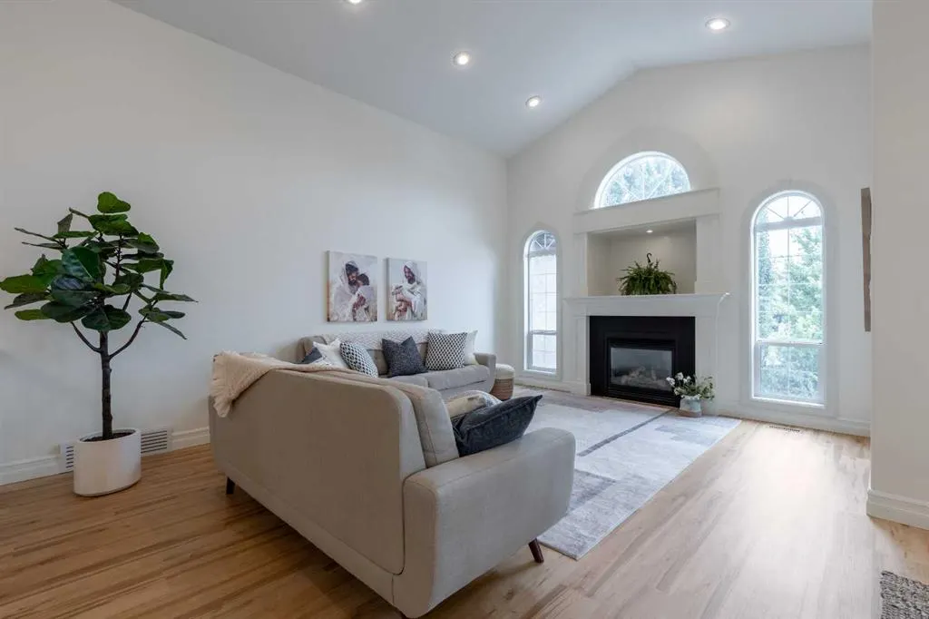 359 Mt Sunburst Way W