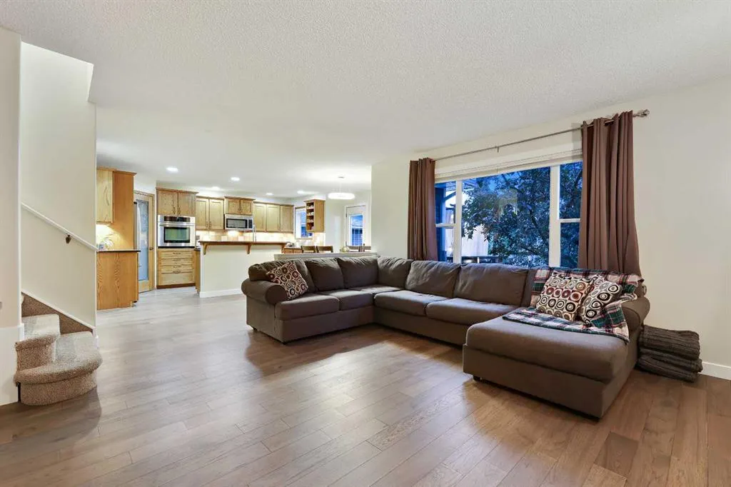 4 Lloyd Crescent NE