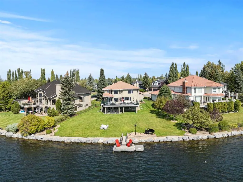230 Mckenzie Lake Bay SE