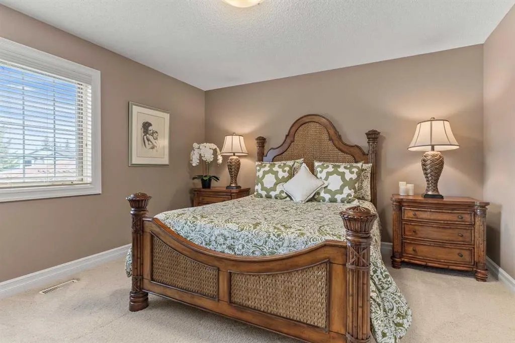 230 Mckenzie Lake Bay SE