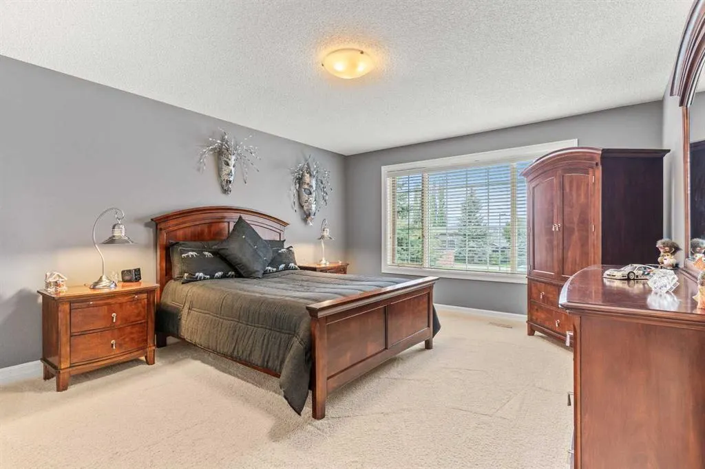 230 Mckenzie Lake Bay SE