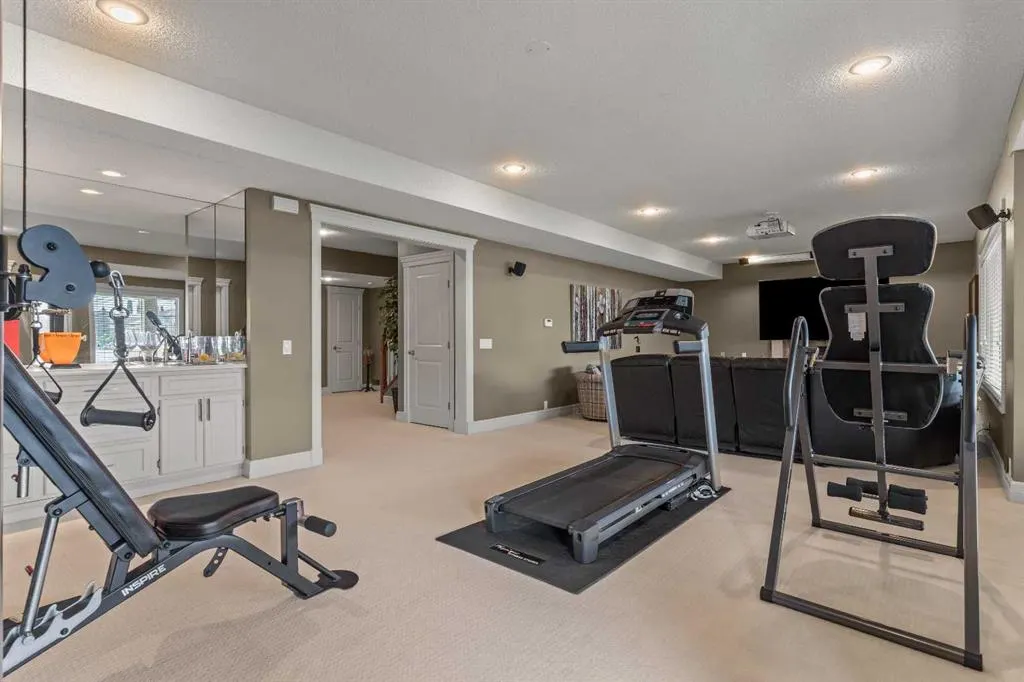 230 Mckenzie Lake Bay SE