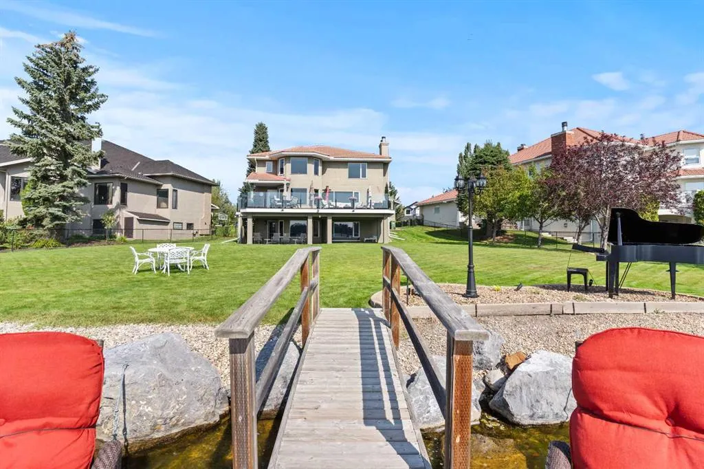 230 Mckenzie Lake Bay SE