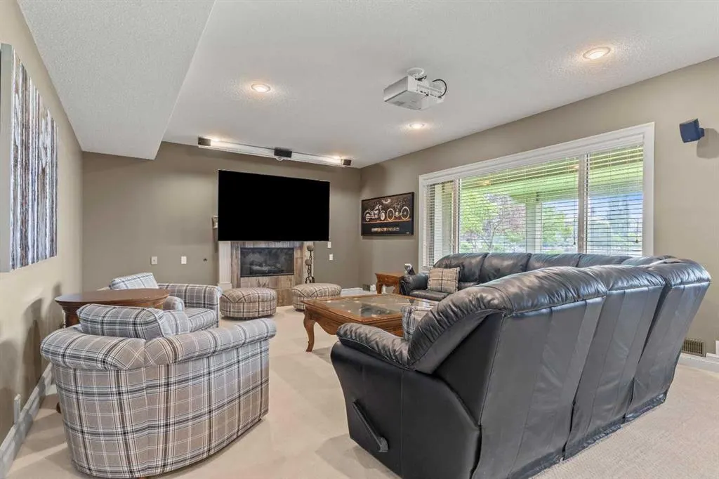 230 Mckenzie Lake Bay SE