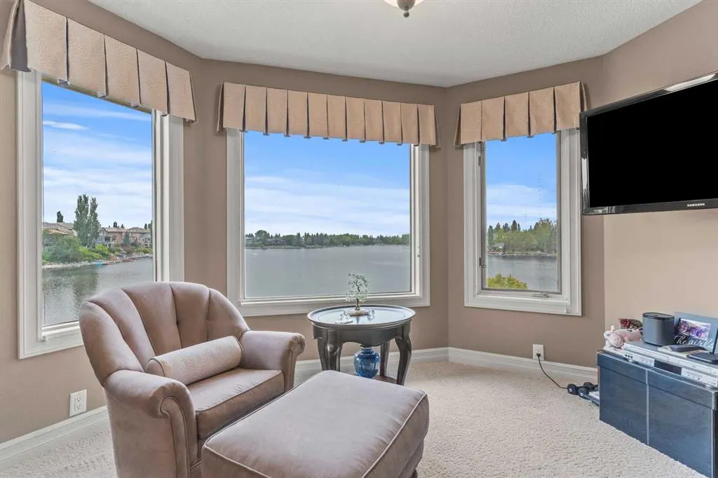 230 Mckenzie Lake Bay SE