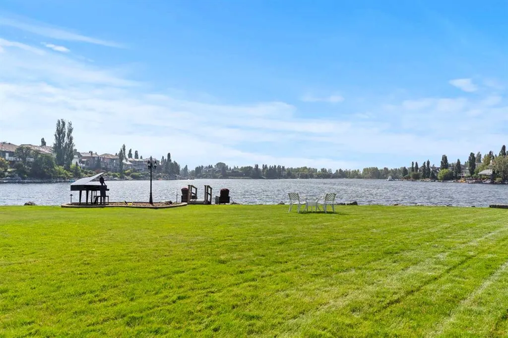 230 Mckenzie Lake Bay SE