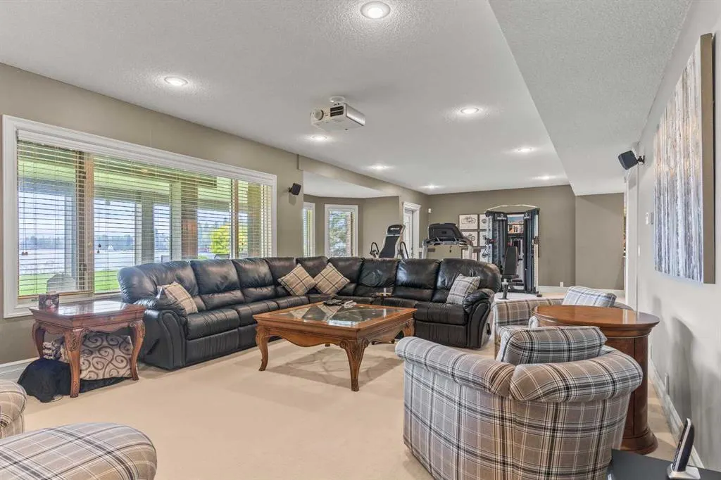 230 Mckenzie Lake Bay SE