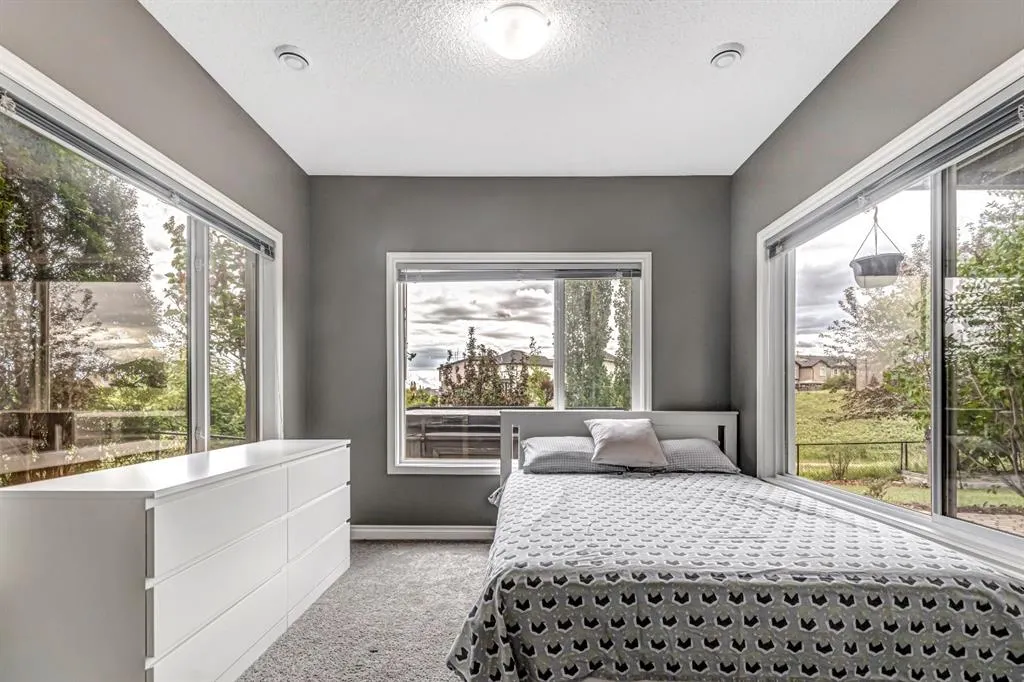 284 Kincora Heights NW