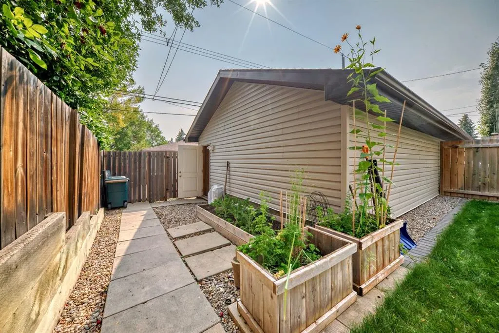 514 Northmount Drive NW