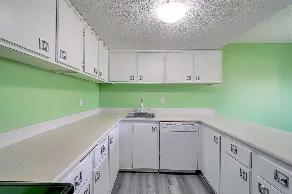 2200 Woodview Drive SW, #206