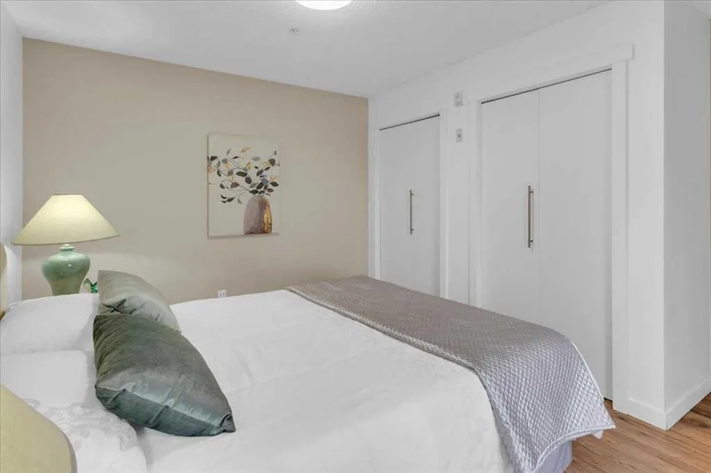 17 Country Village Bay NE, #103
