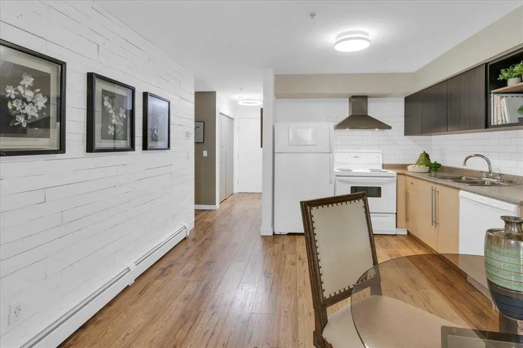 17 Country Village Bay NE, #103