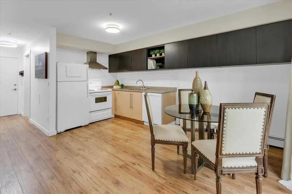 17 Country Village Bay NE, #103