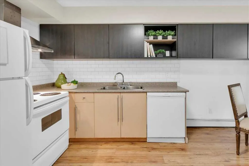 17 Country Village Bay NE, #103