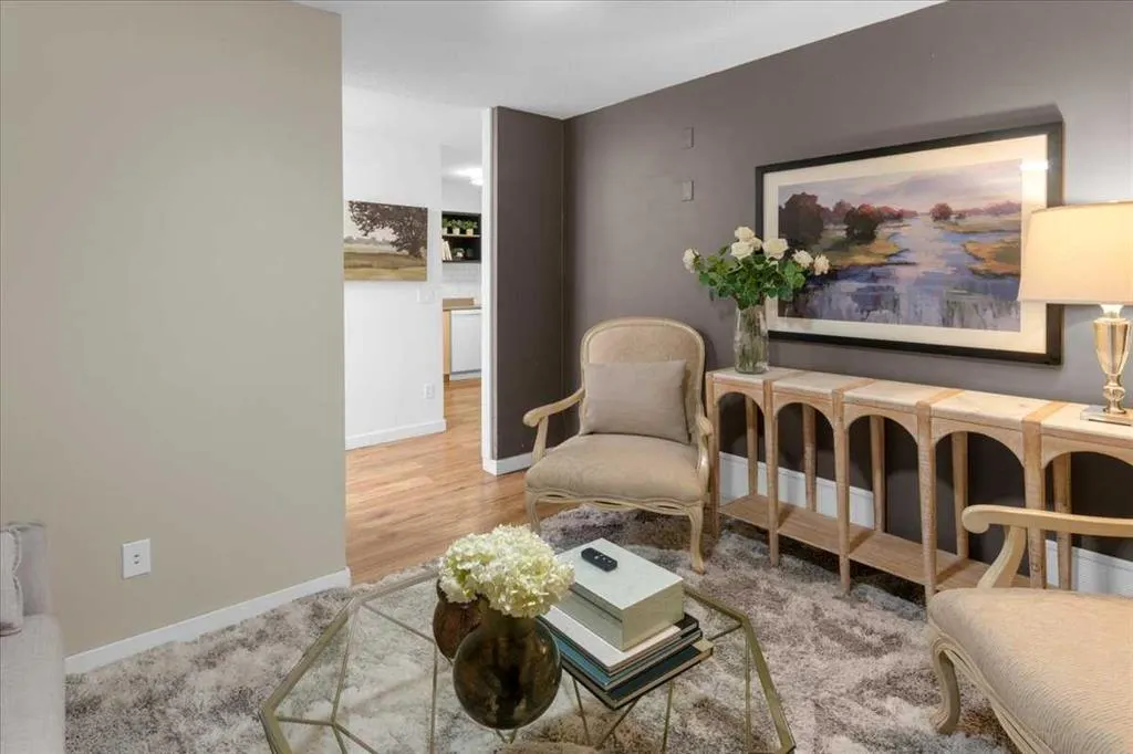 17 Country Village Bay NE, #103