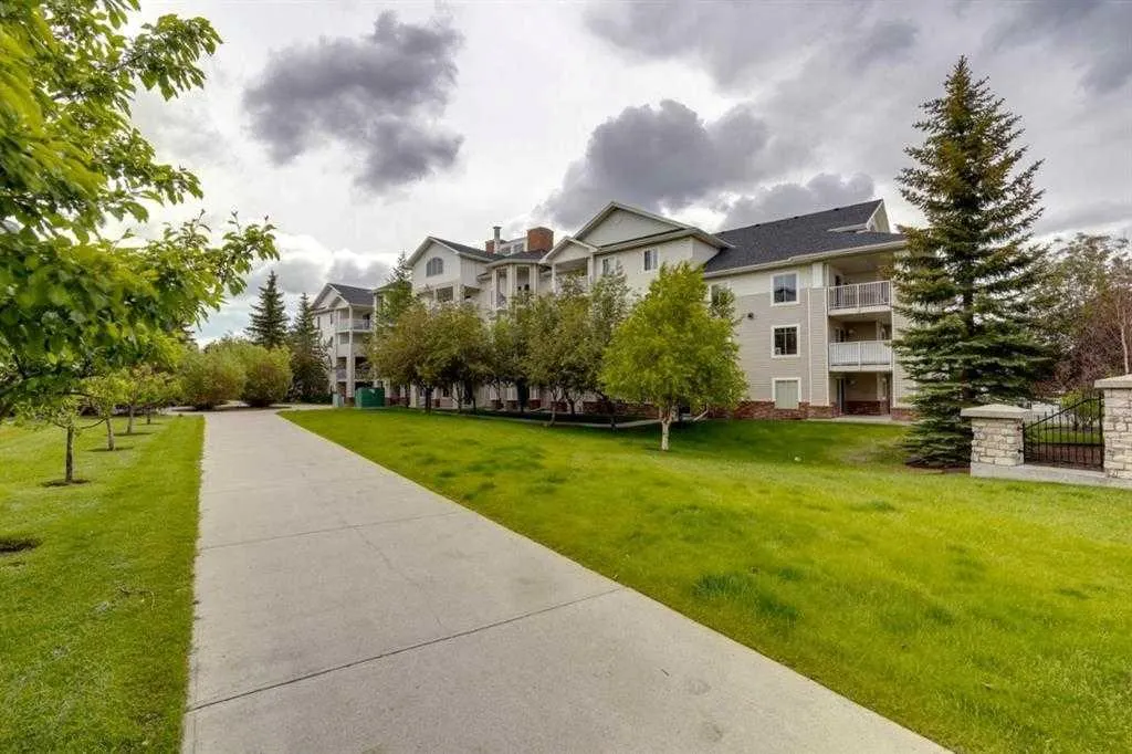 17 Country Village Bay NE, #103