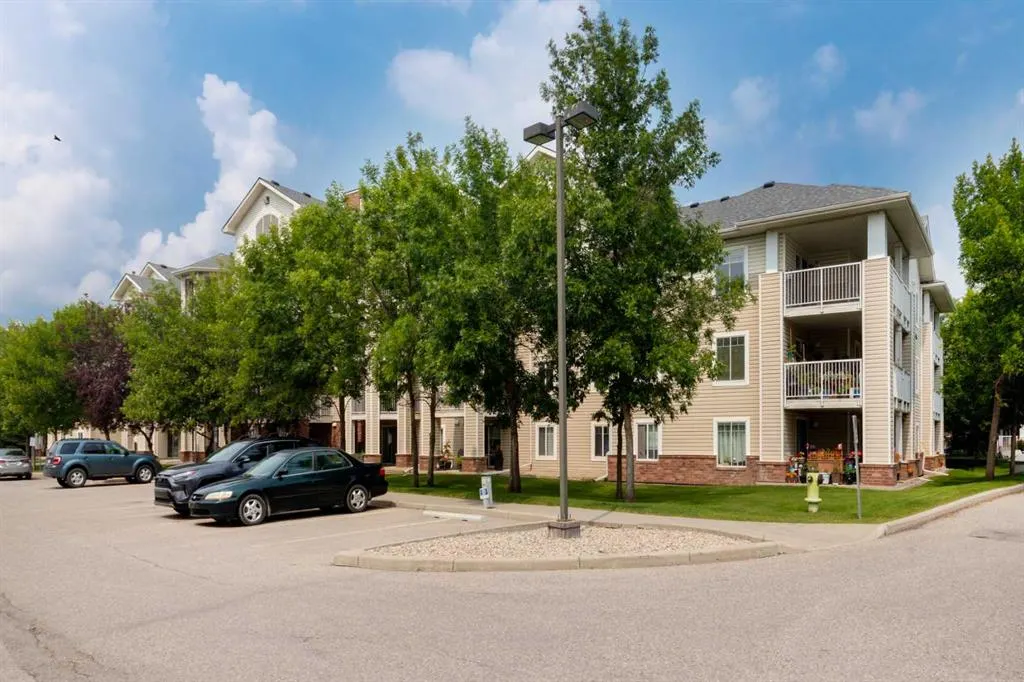 17 Country Village Bay NE, #103