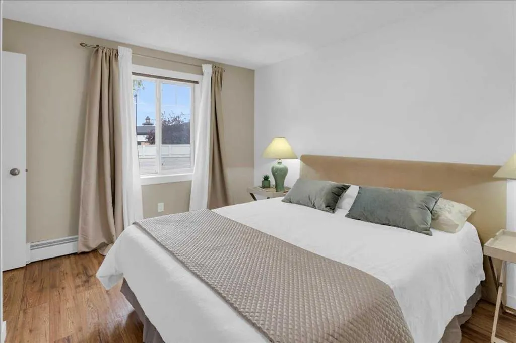 17 Country Village Bay NE, #103