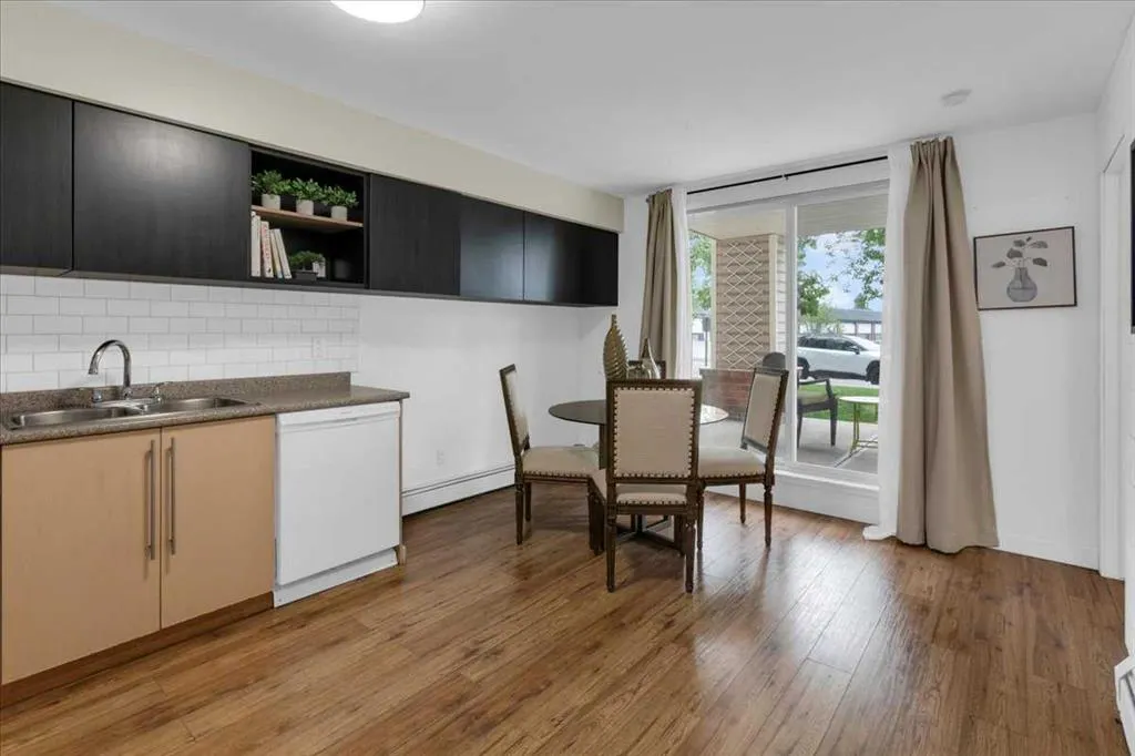 17 Country Village Bay NE, #103