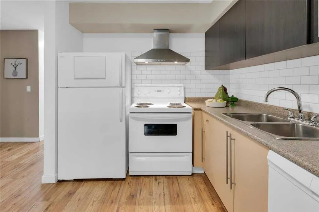 17 Country Village Bay NE, #103