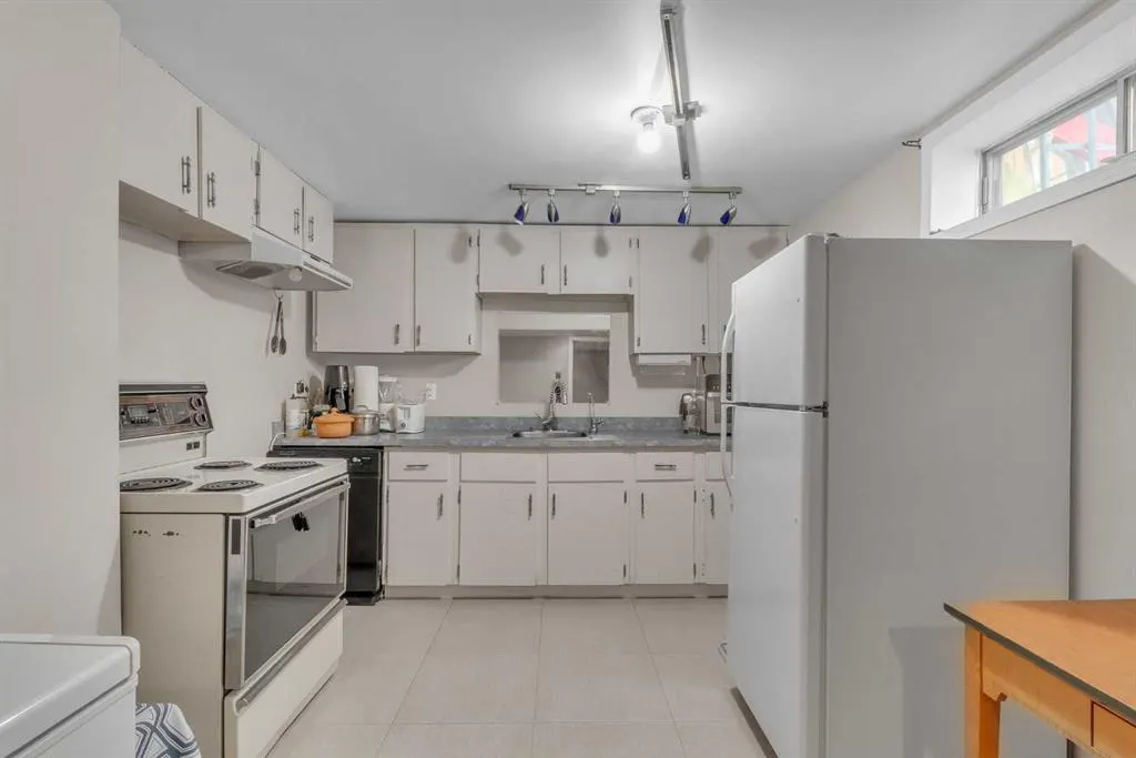 300 Sackville Drive SW