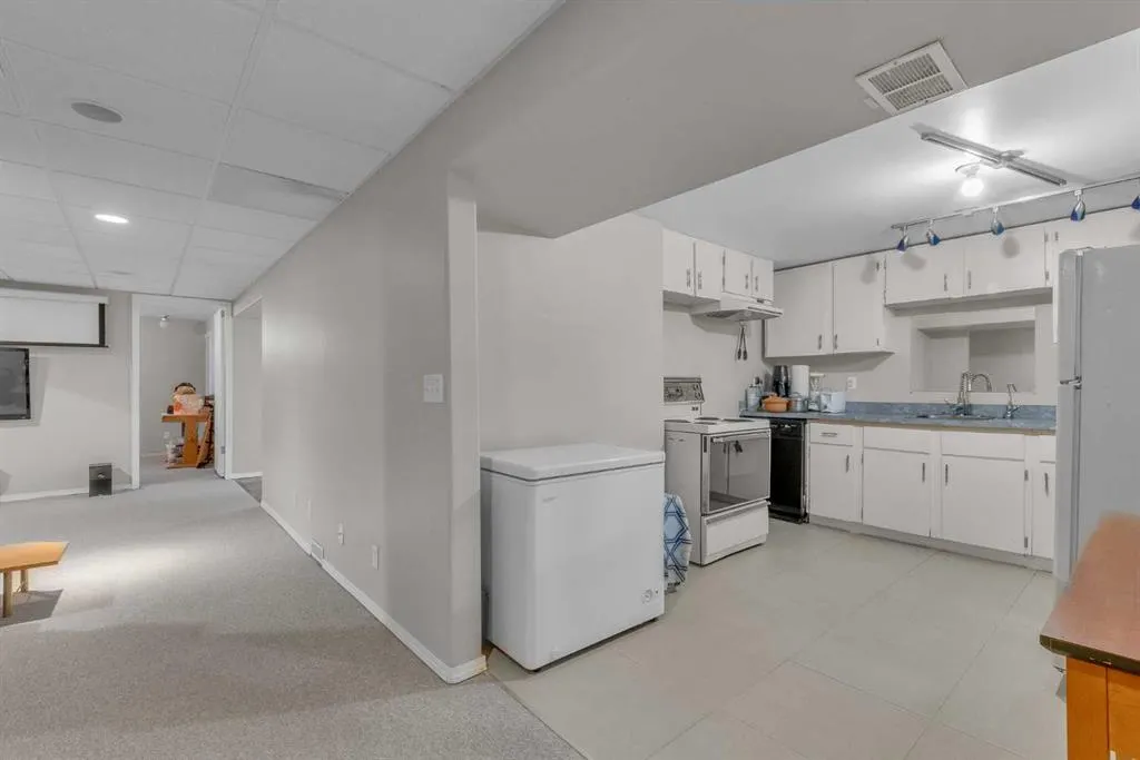 300 Sackville Drive SW