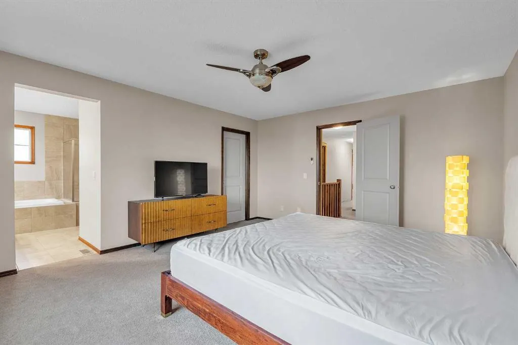 64 Everoak Park SW