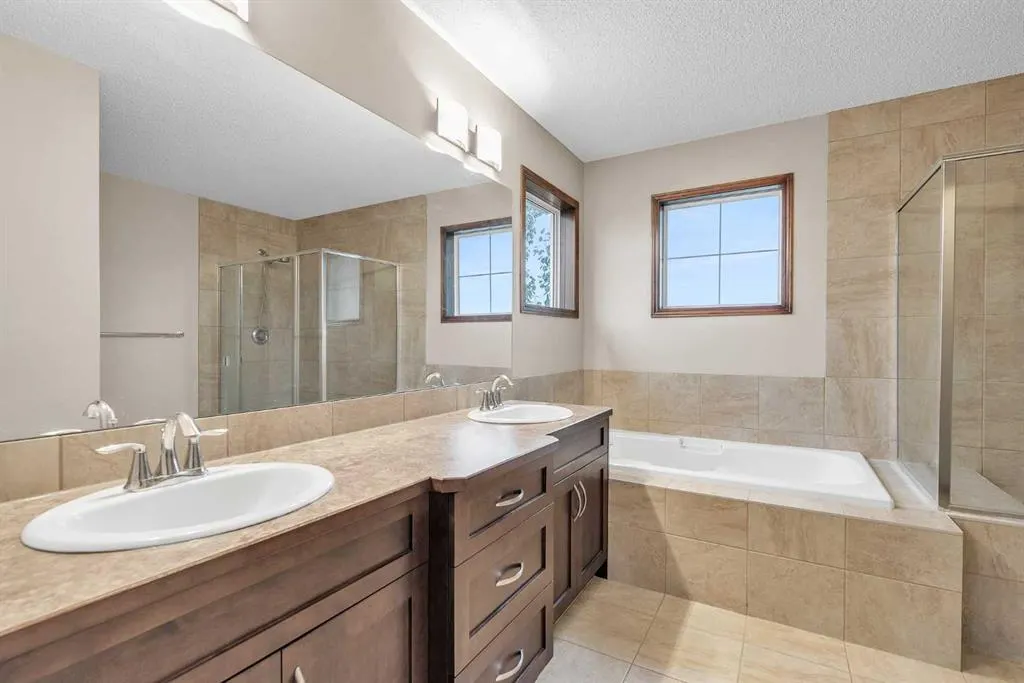 64 Everoak Park SW