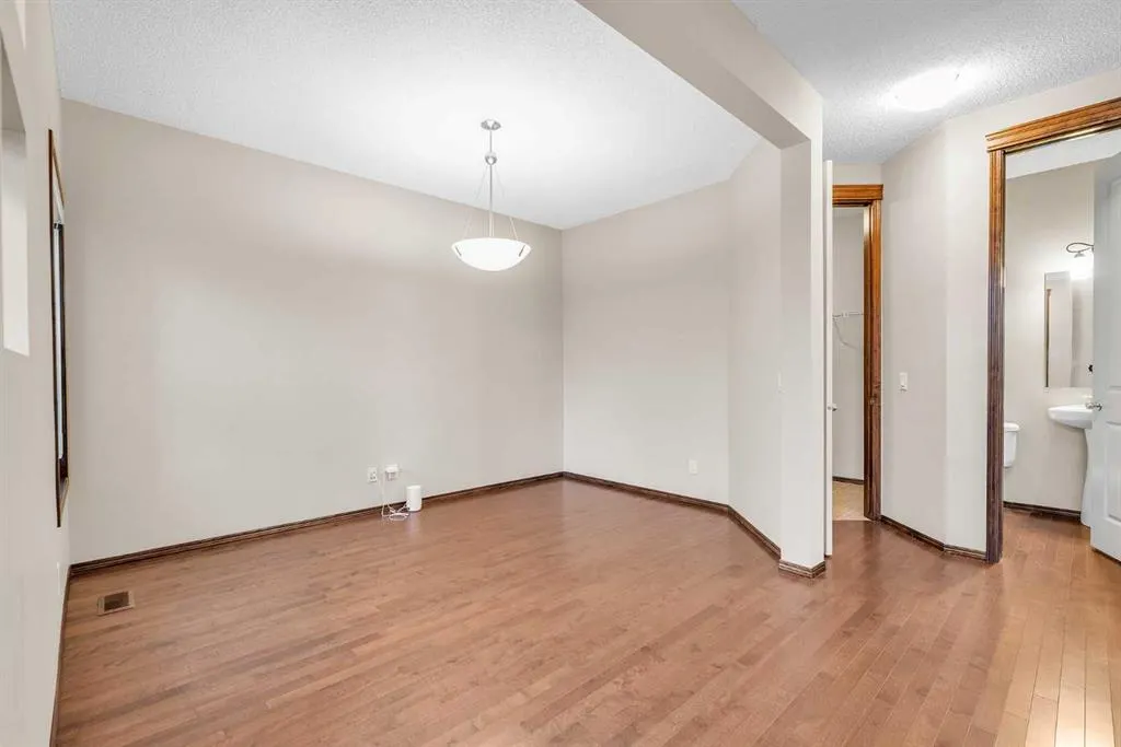 64 Everoak Park SW