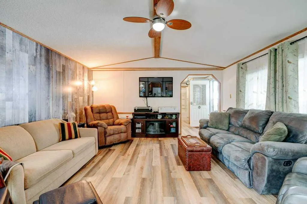 3126 Burroughs Manor NE