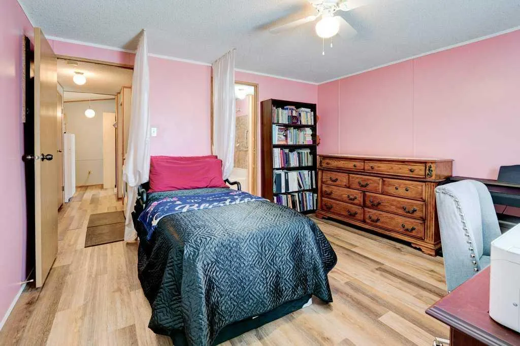 3126 Burroughs Manor NE